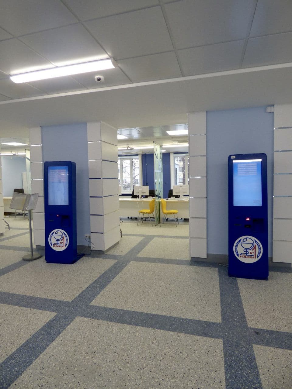 В новом формате регистратура работает неделю. Талоны на очередь берут в таких инфоматах В новом формате регистратура работает неделю. Талоны на очередь берут в таких инфоматах