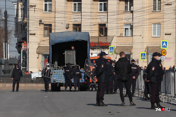 Силовики находятся в центре города не меньше часа Силовики находятся в центре города не меньше часа