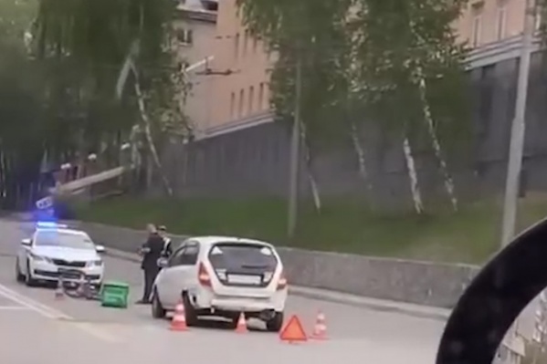 Велосипедиста с ушибами отвезли в больницу Велосипедиста с ушибами отвезли в больницу