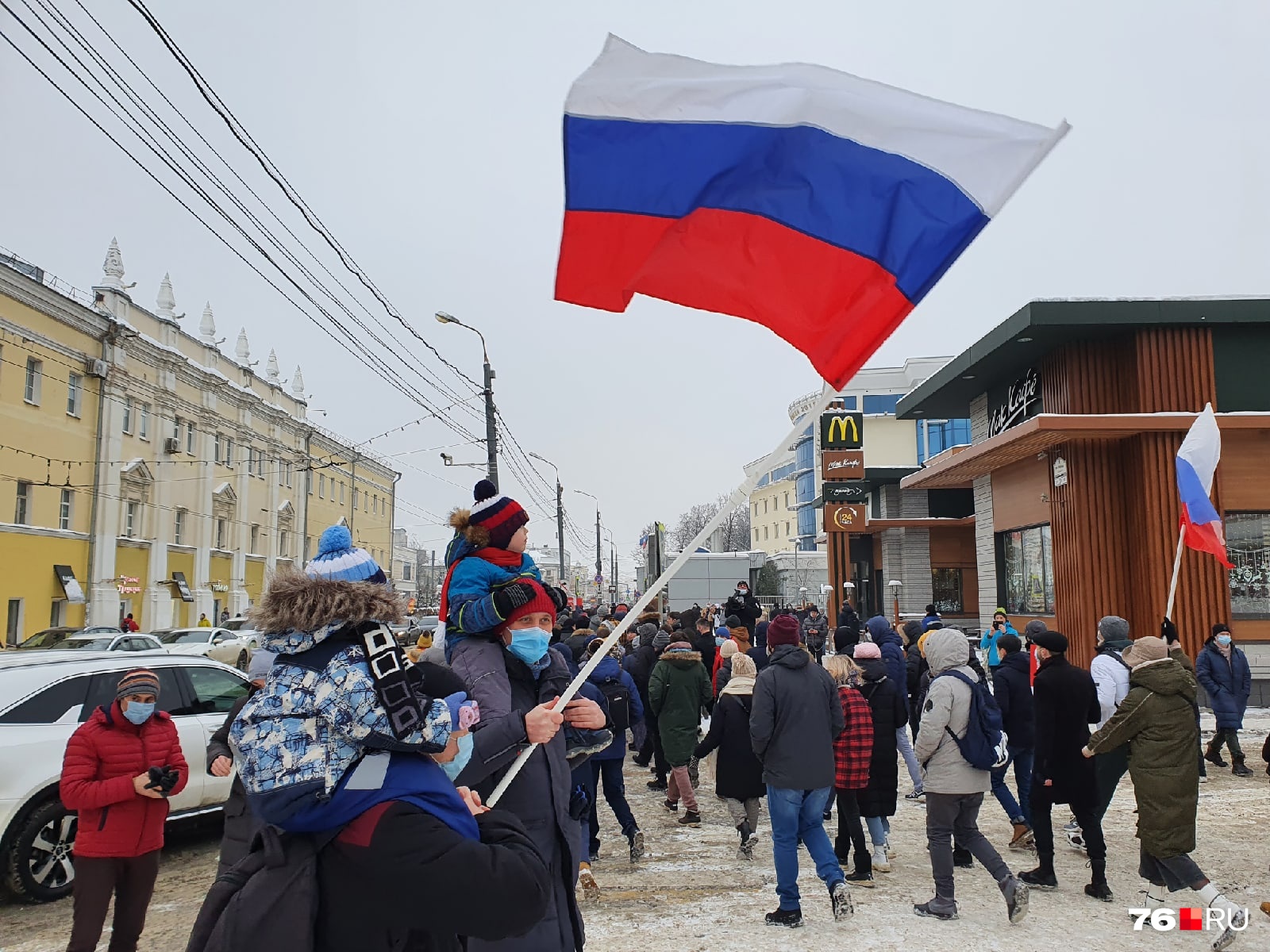 Колонна двинулась по улице Свободы Колонна двинулась по улице Свободы