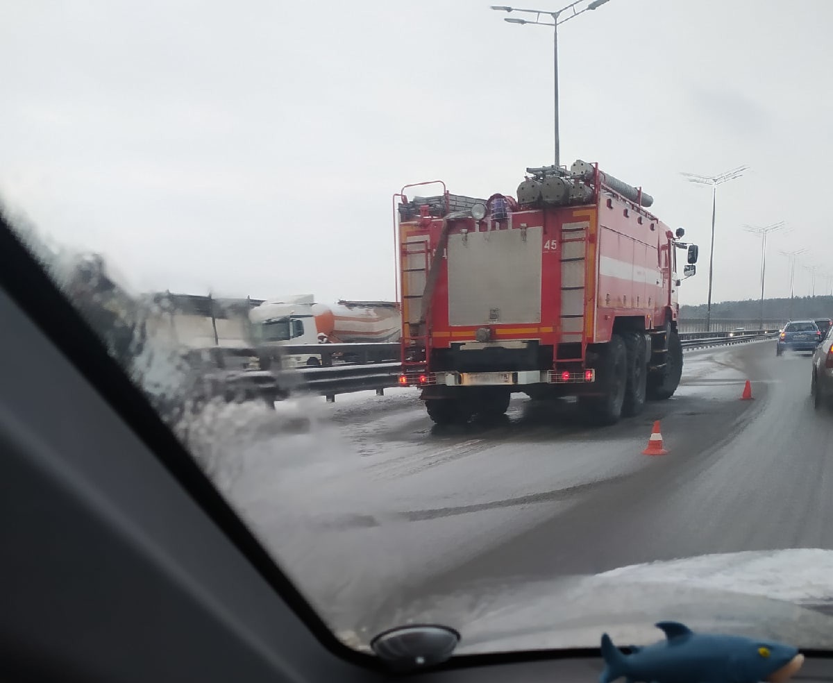 На заснеженных дорогах машины продолжают кучковаться: «Логан», «ГАЗель» и автобус сообразили на троих на Кондратьевском