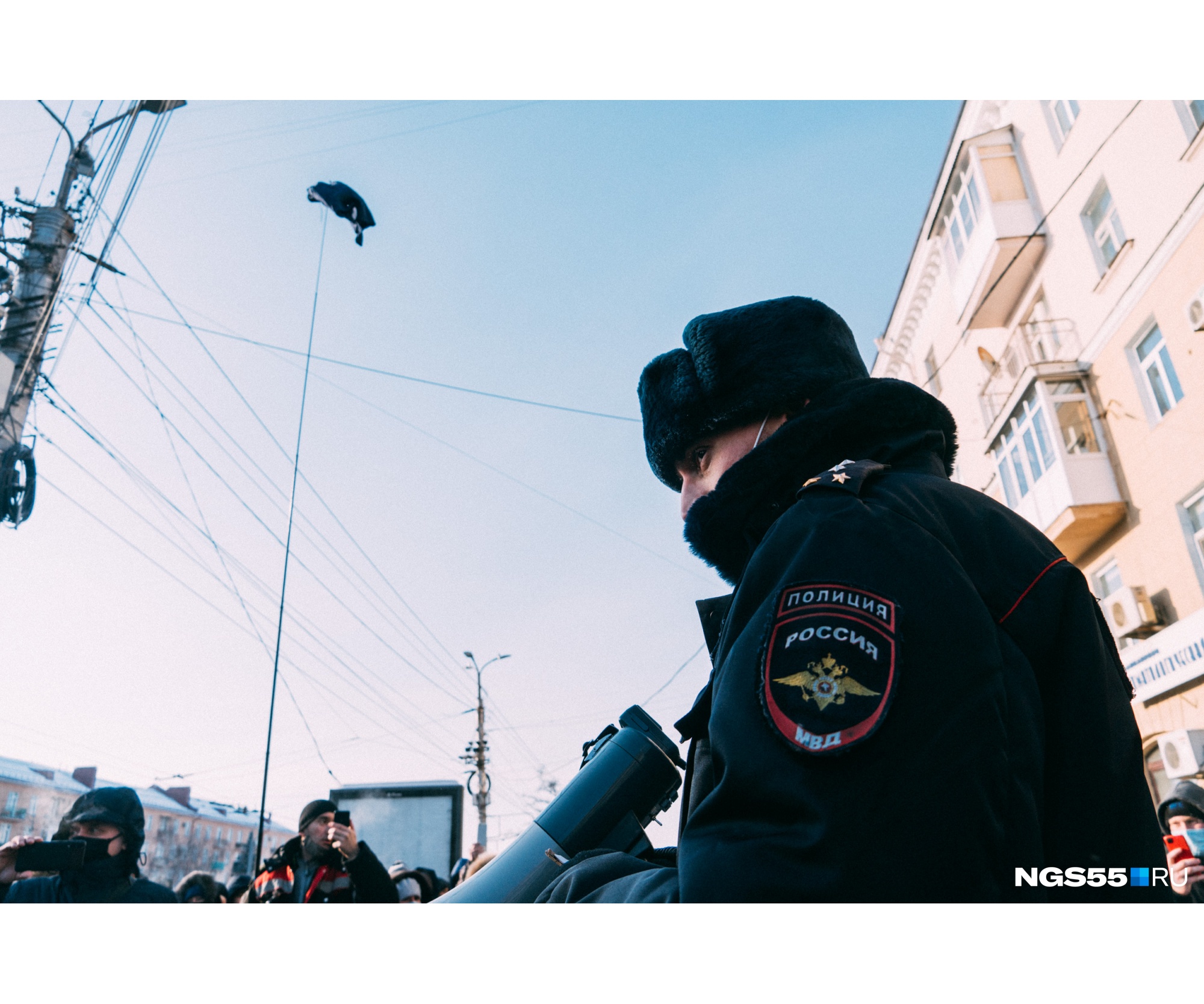 Внезапно над площадью взмыли трусы на удочке Внезапно над площадью взмыли трусы на удочке