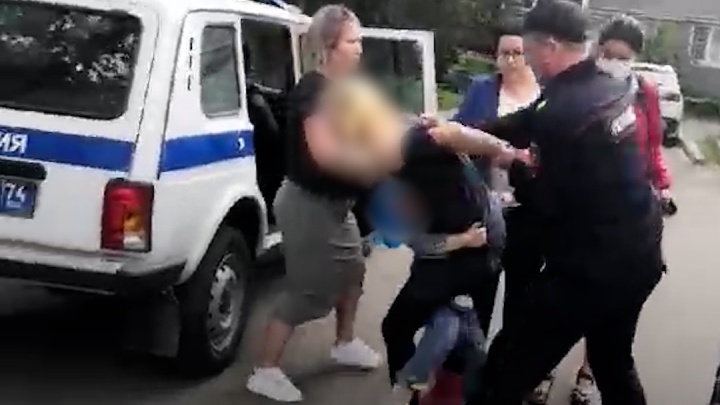 В Челябинске попытка соцработников забрать ребенка у матери переросла в потасовку