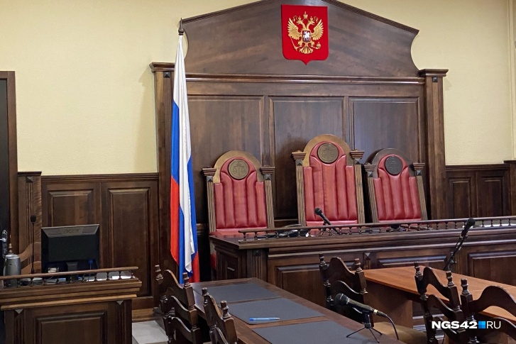 Суд приговорил ее к 4 годам лишения свободы условно Суд приговорил ее к 4 годам лишения свободы условно