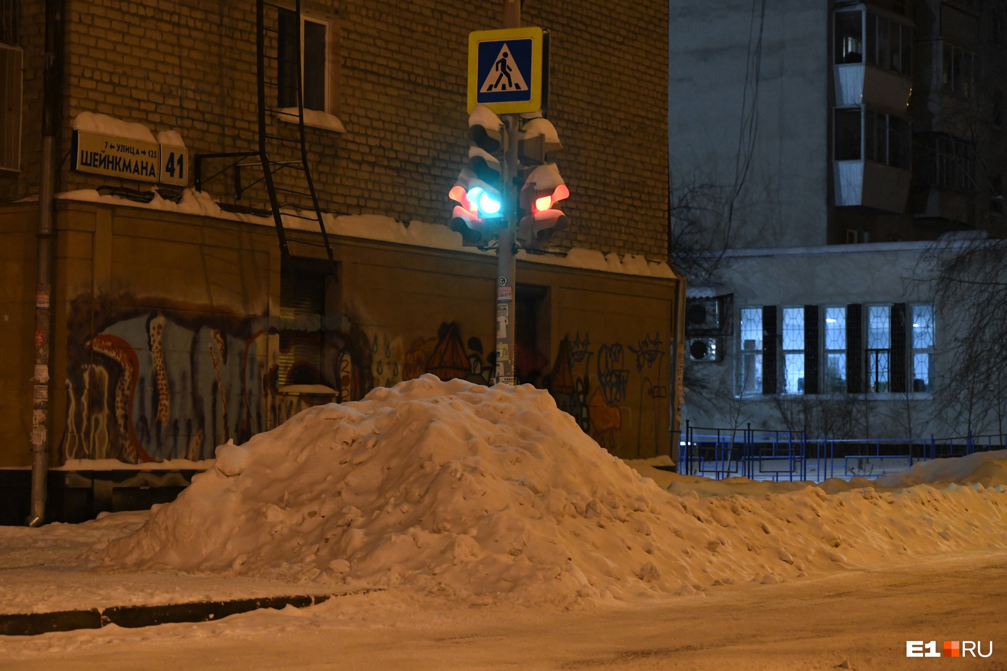 По ГОСТу не рекомендуется, чтобы снежные валы были выше одного метра По ГОСТу не рекомендуется, чтобы снежные валы были выше одного метра