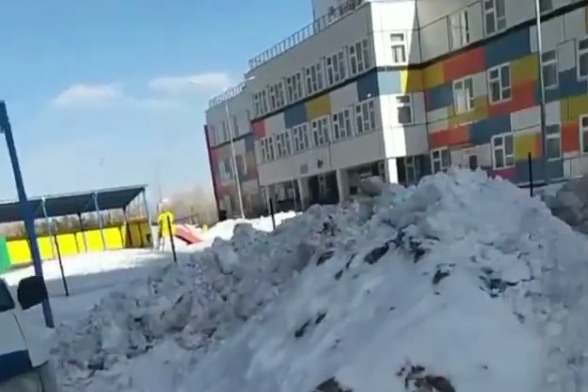 Большая куча возле детского сада в «Росах» Большая куча возле детского сада в «Росах»