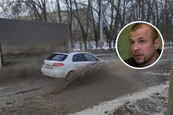 Этой зимой ярославцы сами выталкивают автобусы, застрявшие на городских магистралях Этой зимой ярославцы сами выталкивают автобусы, застрявшие на городских магистралях