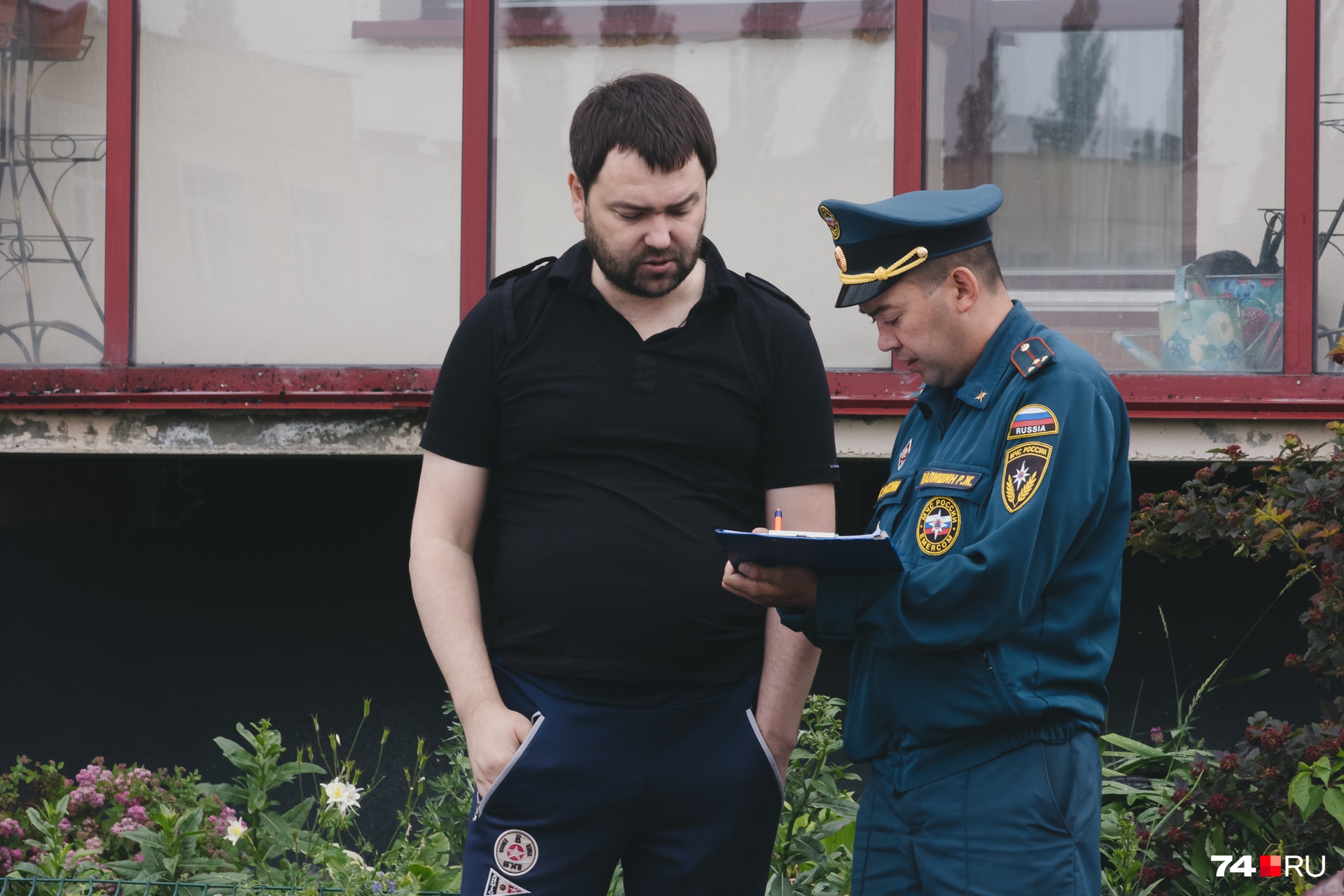 Сотрудники МЧС опрашивают жильцов Сотрудники МЧС опрашивают жильцов