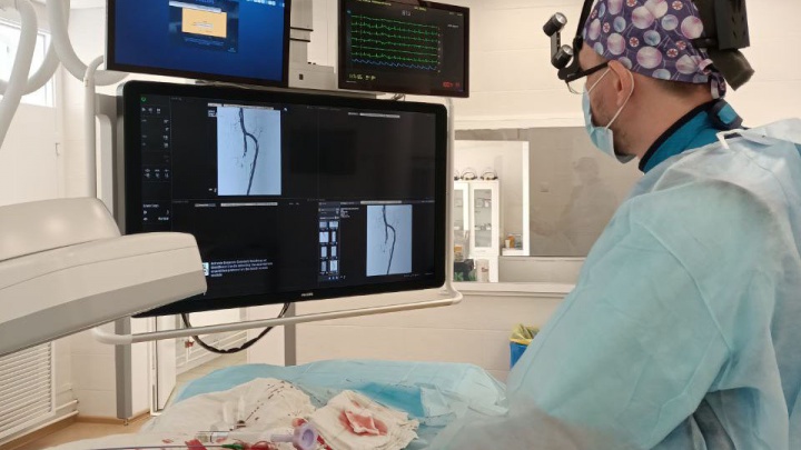 «Самая лучшая операция та, которая не сделана»: врачи Нижневартовска спасли тяжелого больного без ножа