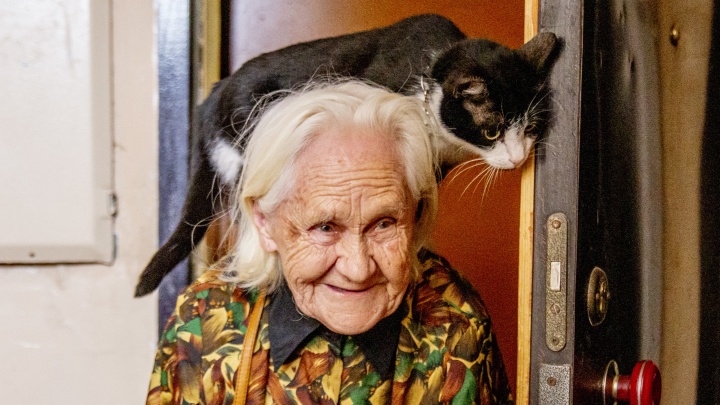 Села бабушке на шею: как кошка Алтынка прославила 84-летнюю хозяйку