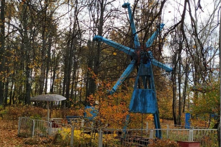 Колесо обозрения в детском парке Колесо обозрения в детском парке