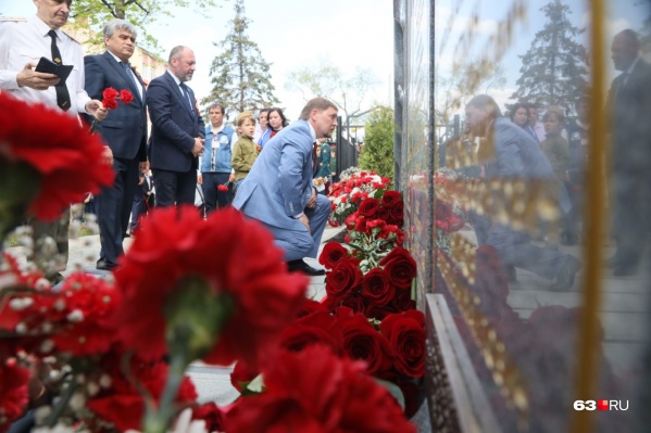 К новому мемориалу возложили цветы К новому мемориалу возложили цветы