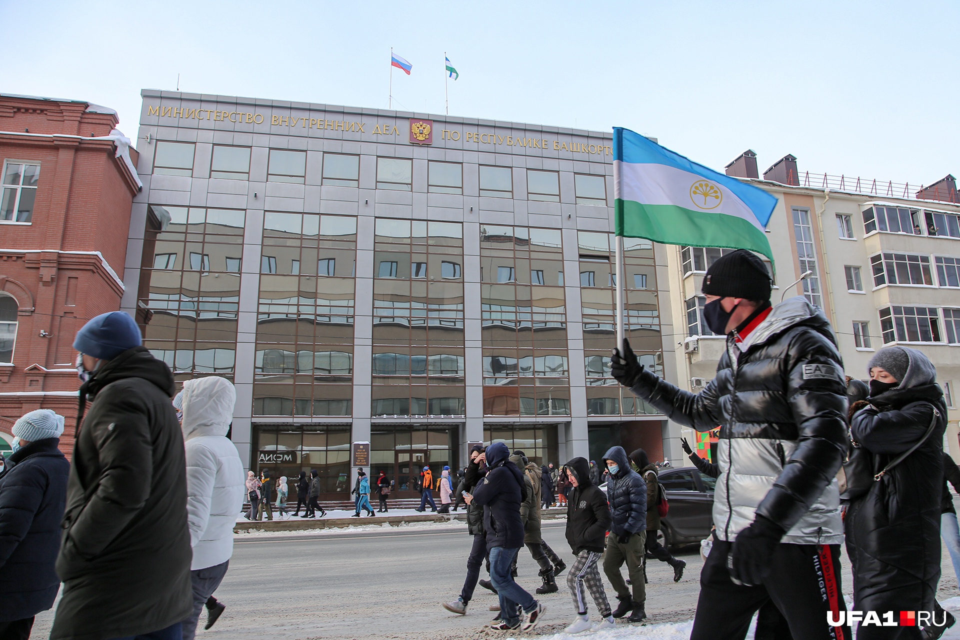 Протестующие, пренебрегая осторожностью, захватили проезжую часть Протестующие, пренебрегая осторожностью, захватили проезжую часть