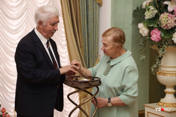 72-летний Валерий Калинин и 80-летняя Тамара Кузнецова поженились в Тюмени осенью прошлого, 2020 года 72-летний Валерий Калинин и 80-летняя Тамара Кузнецова поженились в Тюмени осенью прошлого, 2020 года