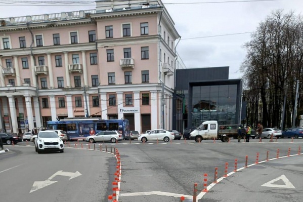 Столбики не дадут автомобилистам припарковаться на островке безопасности Столбики не дадут автомобилистам припарковаться на островке безопасности