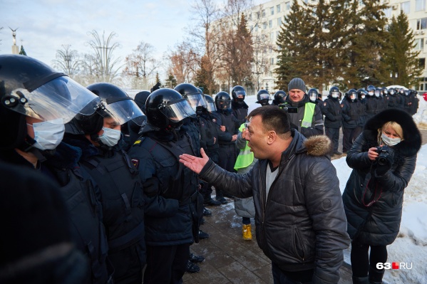 Некоторые митингующие попытались устроить словесную перепалку с ОМОНом Некоторые митингующие попытались устроить словесную перепалку с ОМОНом