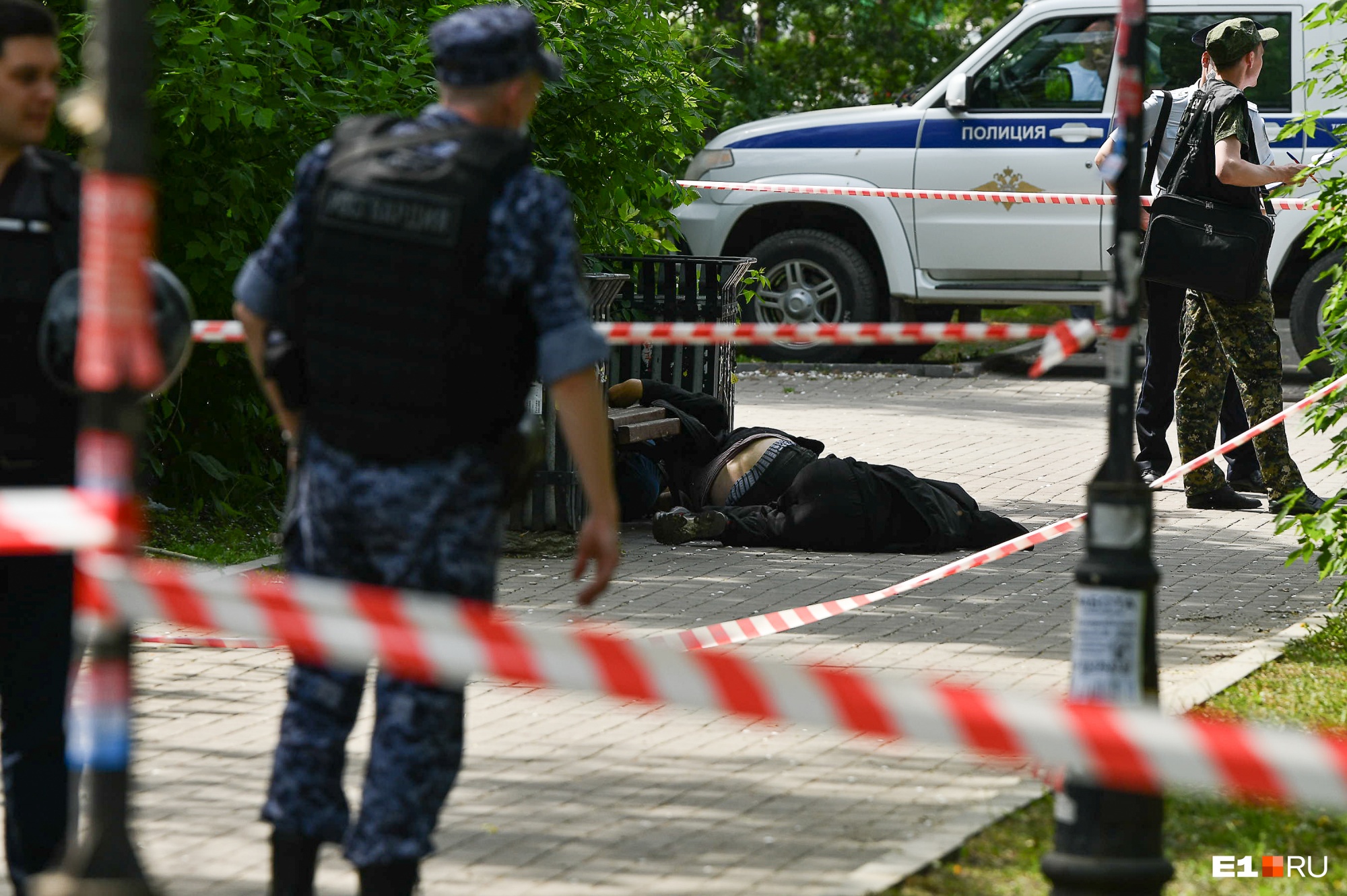 В больнице умер мужчина, который зарезал трех человек в парке в Екатеринбурге