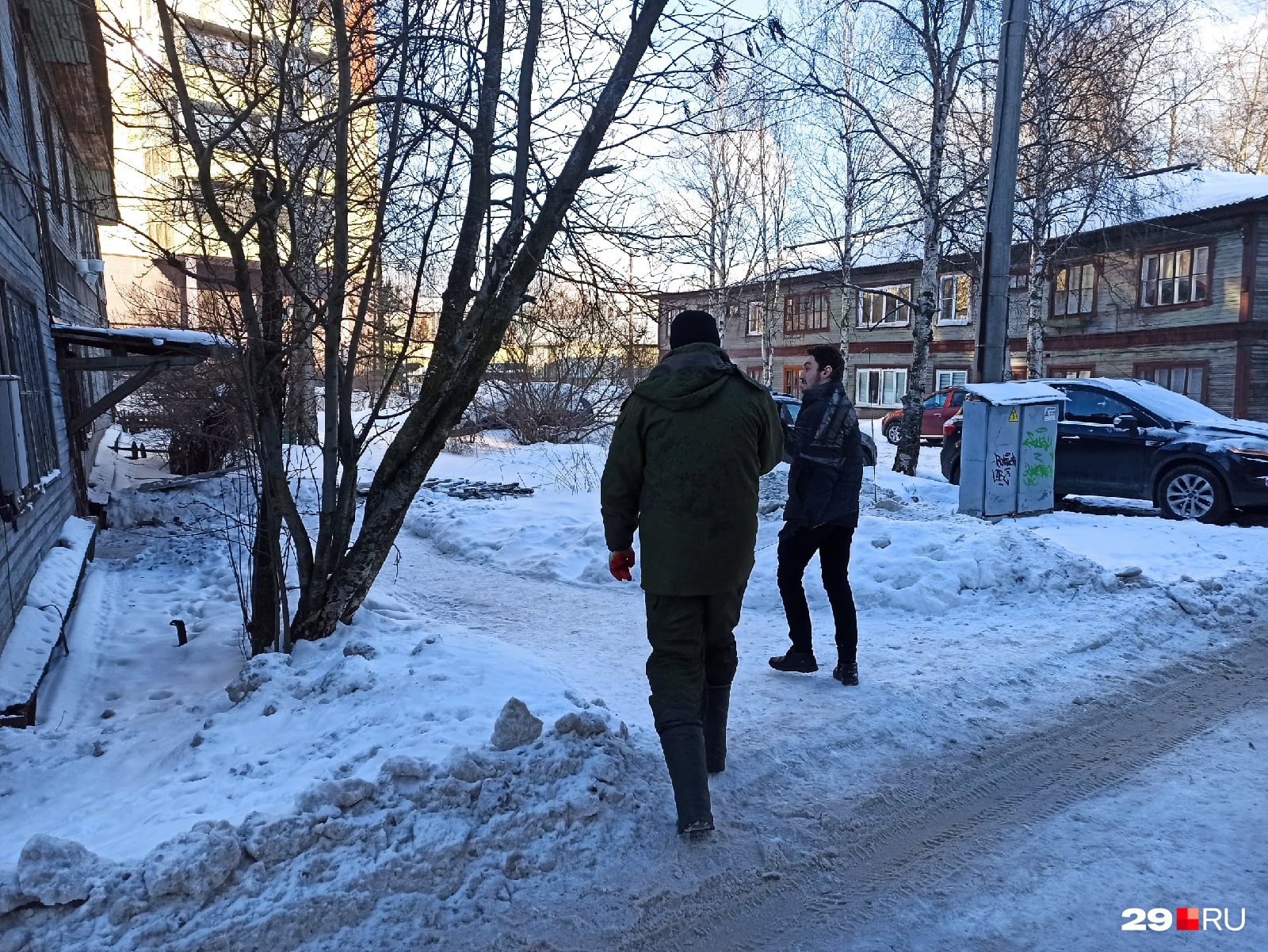 Рабочие несут новое стекло в квартиру, где после падения крана разбилось окно Рабочие несут новое стекло в квартиру, где после падения крана разбилось окно
