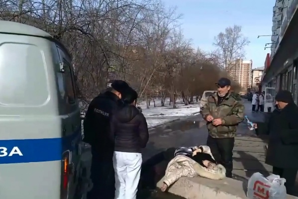 Женщина скончалась на тротуаре — прохожие говорят, что ее можно было спасти Женщина скончалась на тротуаре — прохожие говорят, что ее можно было спасти