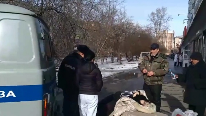 Женщина умерла посреди улицы в Красноярске. Свидетели говорят, что скорая отказалась забирать ее