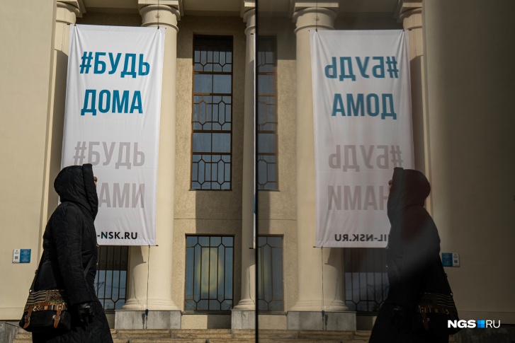 Если избежать посещения общественных мест невозможно, соблюдайте дистанцию и носите маски Если избежать посещения общественных мест невозможно, соблюдайте дистанцию и носите маски