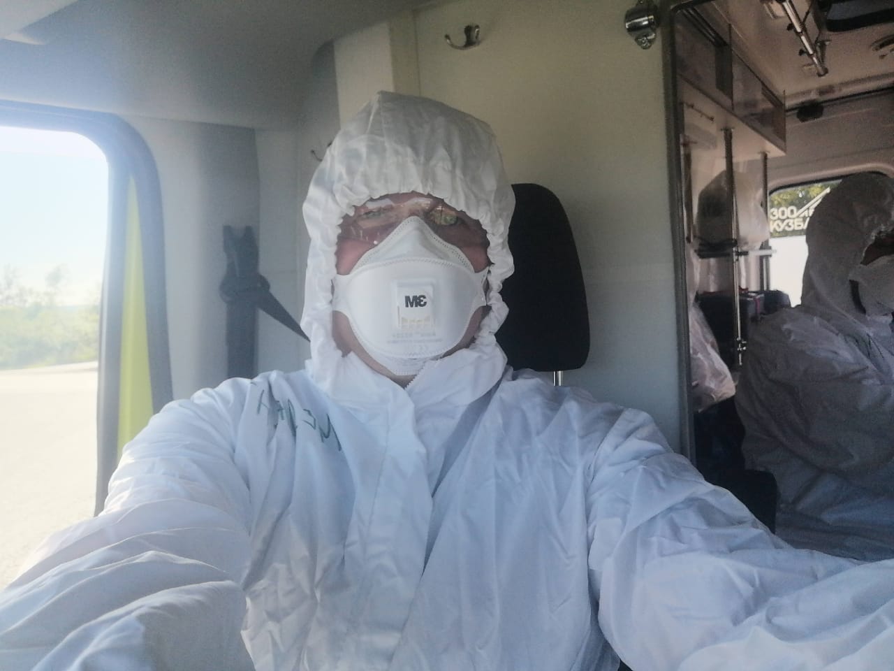 В защитных костюмах работники бригад проводили всю дорогу во время пандемии коронавируса