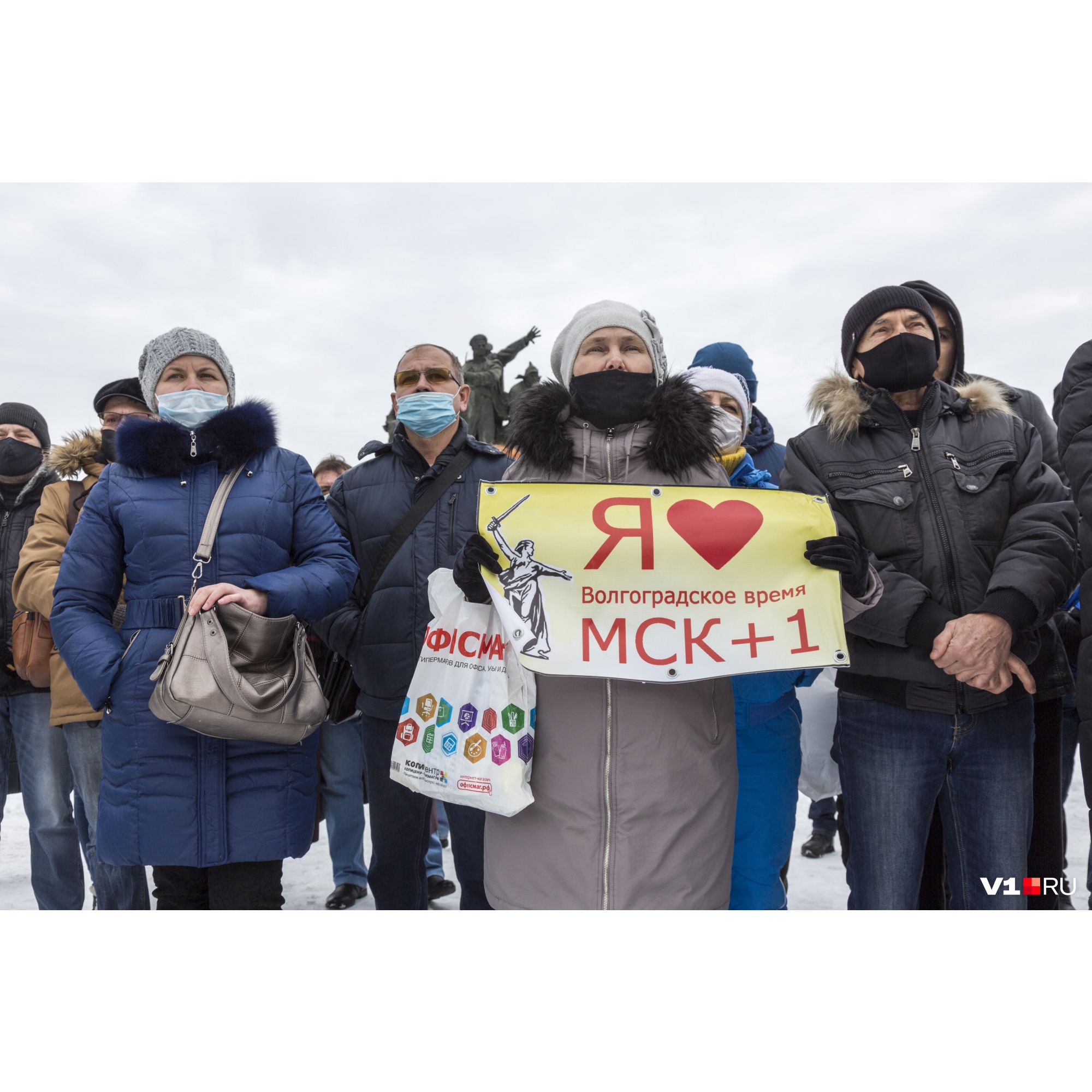 В руках у многих самодельные плакаты с требованием вернуть исконно волгоградское время В руках у многих самодельные плакаты с требованием вернуть исконно волгоградское время