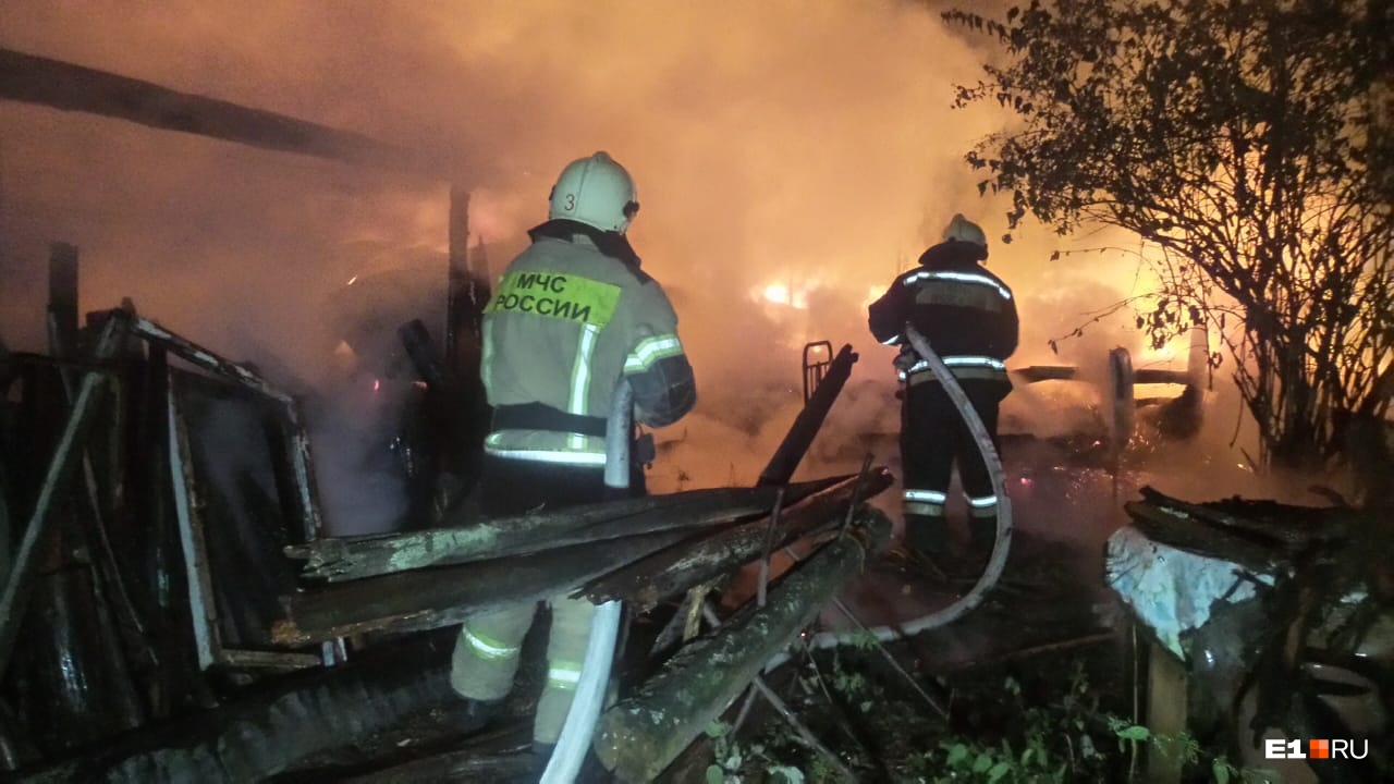 Шестилетний мальчик погиб в огне в саду под Екатеринбургом: три версии случившегося