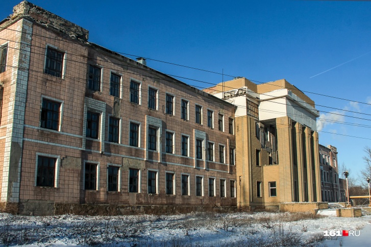 «Гуковскую» несколько раз пытались реанимировать — на фасаде заброшенного здания еще можно увидеть рассыпающиеся следы ремонта «Гуковскую» несколько раз пытались реанимировать — на фасаде заброшенного здания еще можно увидеть рассыпающиеся следы ремонта 