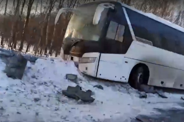 Автобус врезался в светофор Автобус врезался в светофор 