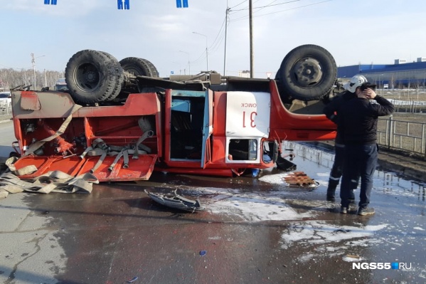 Автомобиль перегородил две полосы Автомобиль перегородил две полосы