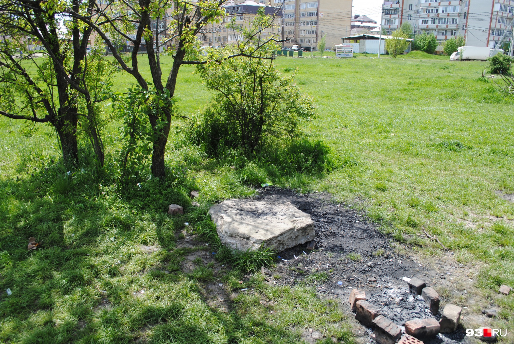 По словам местных, именно этот камень заложил в основание будущей школы мэр Краснодара Владимир Евланов