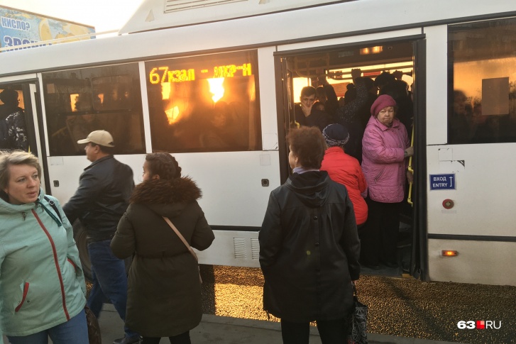 Горожане опасаются очередей и заторов на входе в салон Горожане опасаются очередей и заторов на входе в салон