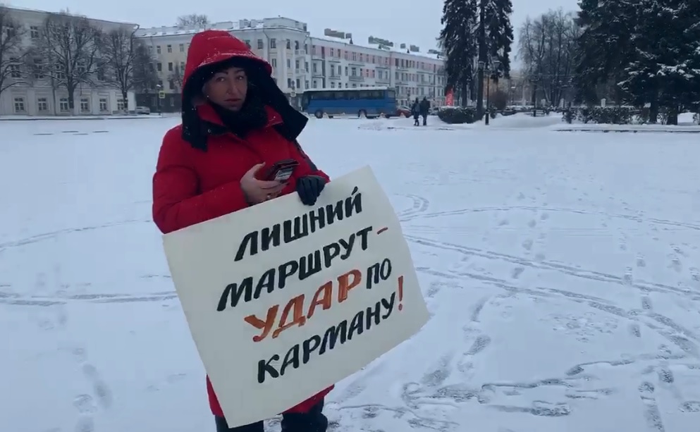 С плакатом вышла депутат муниципалитета Наталья Бобрякова