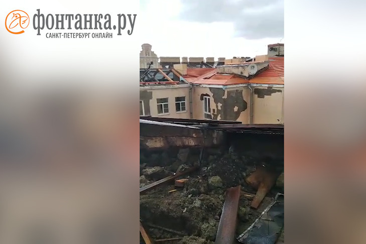 Жителей дома на Невском, оставшихся без крыши из-за капремонта, затопило в дождь