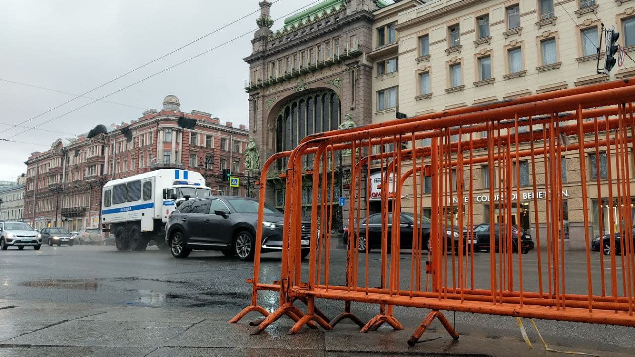 Заборы сложены пачками. Центр Петербурга свободен, но автозаки уже приехали