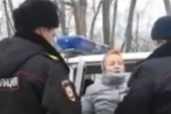 Женщину, нарушившую масочный режим, сотрудники полиции силой попытались затолкать в машину Женщину, нарушившую масочный режим, сотрудники полиции силой попытались затолкать в машину
