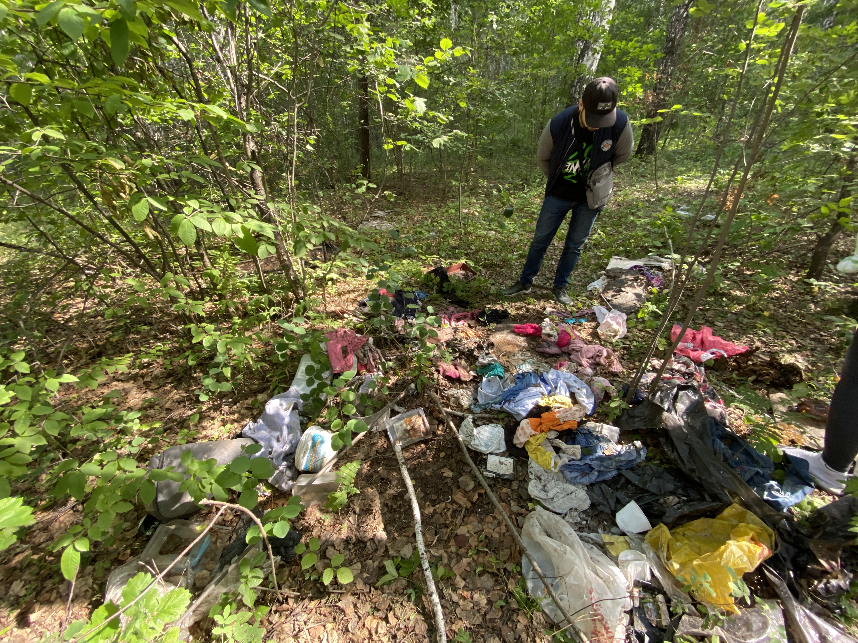 Волонтеры нашли в лесу свалку детских вещей. Полиция проверила ее