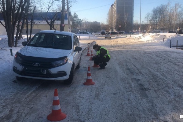 Автомобиль, по словам очевидцев, протащил школьницу по двору на капоте несколько метров Автомобиль, по словам очевидцев, протащил школьницу по двору на капоте несколько метров