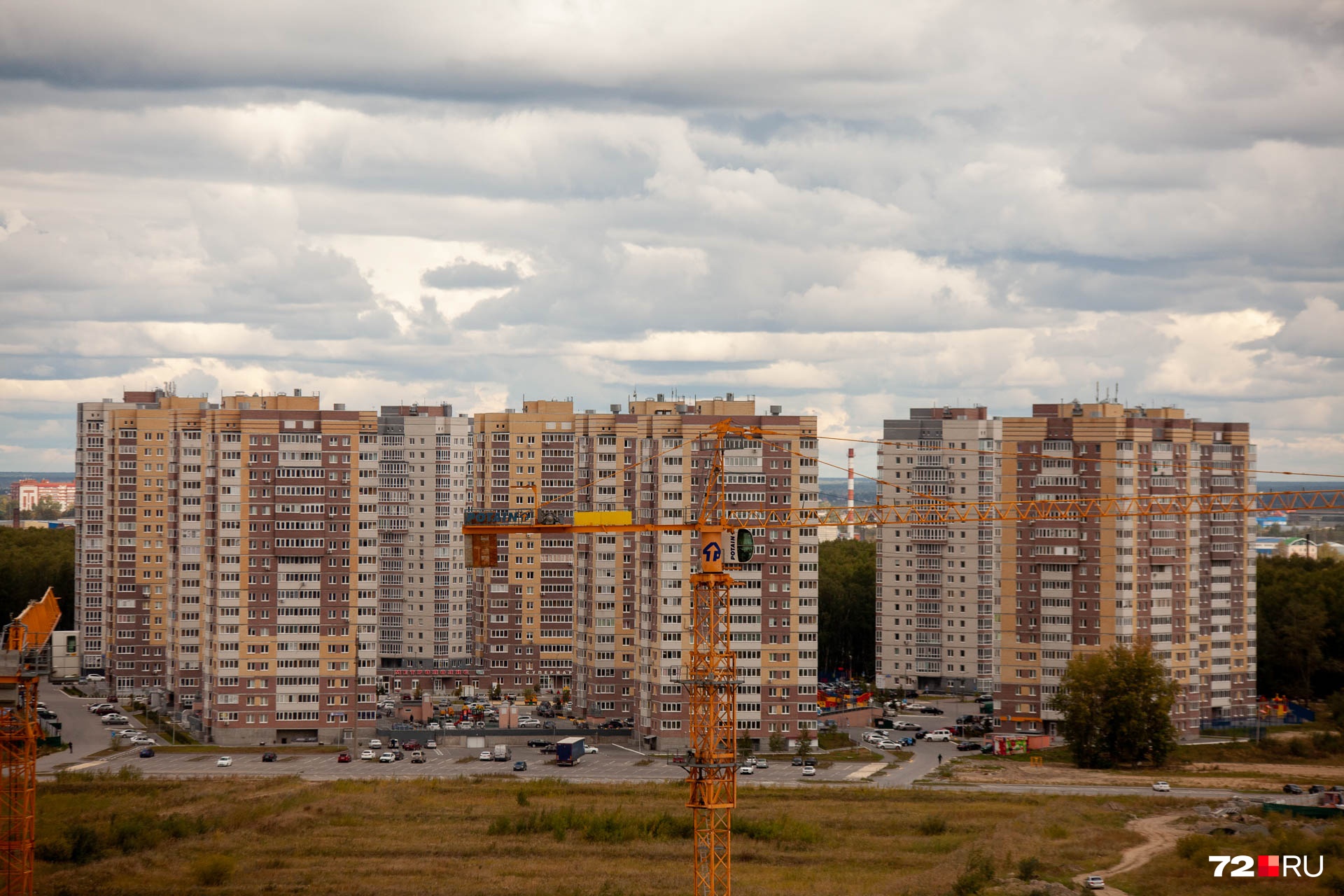 Первые две очереди состояли из желтых домиков, остальные начали строить серыми Первые две очереди состояли из желтых домиков, остальные начали строить серыми