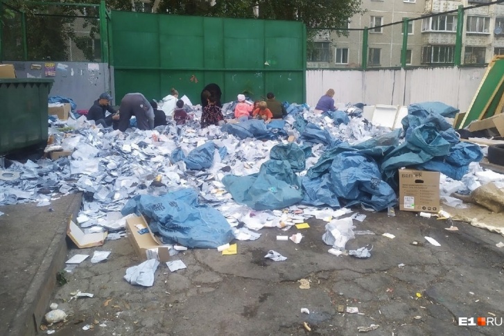 В раскопках мешков принимали участие даже дети В раскопках мешков принимали участие даже дети