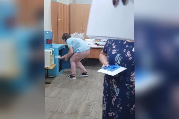 Члены комиссии мешали журналистке заснять сейф, в который складывали списки избирателей и неиспользованные бюллетени Члены комиссии мешали журналистке заснять сейф, в который складывали списки избирателей и неиспользованные бюллетени