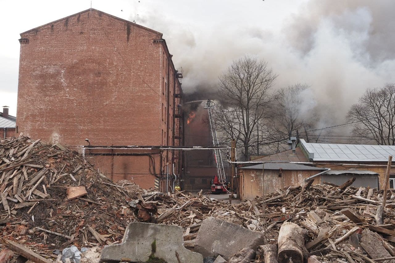 Пожар в здании «Невской мануфактуры» 12 апреля