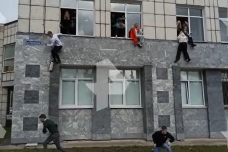 Студенты прыгают из окон, спасаясь от стрельбы