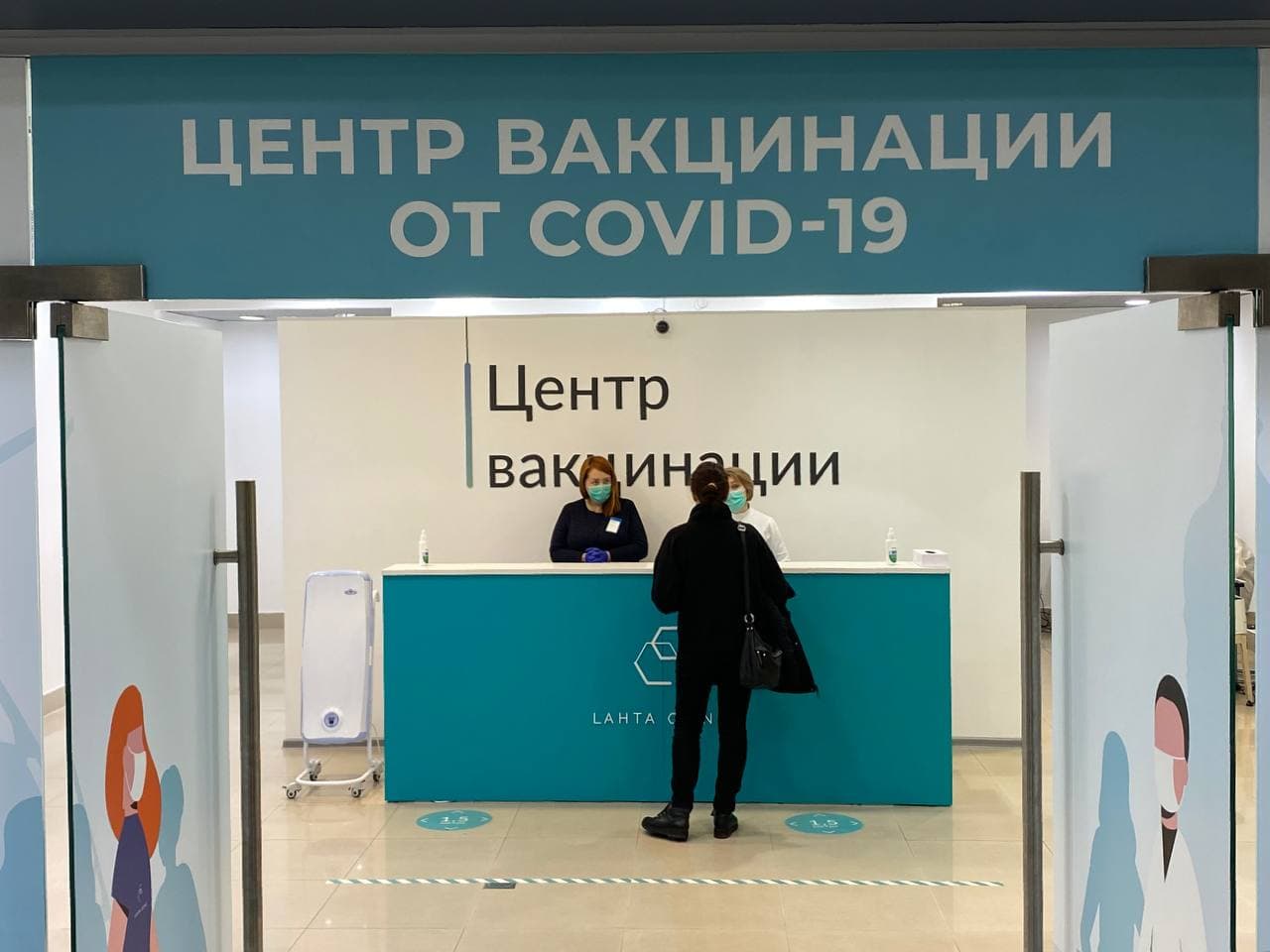 «Народ счастья своего не понимает»: в прививочные кабинеты в ТЦ петербуржцы не спешат, предпочитая вакцинации шопинг