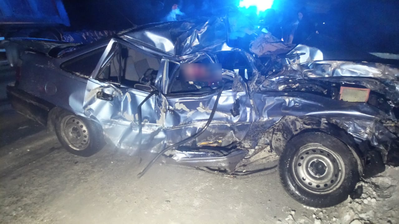 В Екатеринбурге на трассе Daewoo Nexia на скорости залетела под самосвал: два человека погибли
