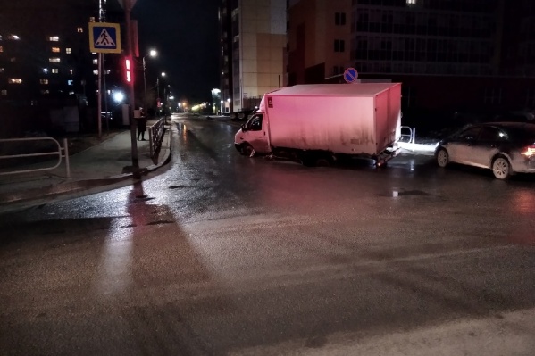 В Заозёрном «Газель» угодила в провал на дороге В Заозёрном «Газель» угодила в провал на дороге
