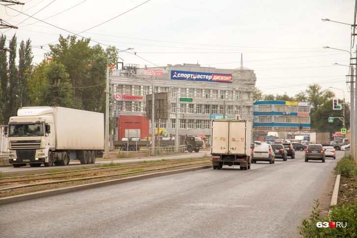 Заводское шоссе тянется от улицы Авроры до улицы Земеца и проходит через три района Заводское шоссе тянется от улицы Авроры до улицы Земеца и проходит через три района