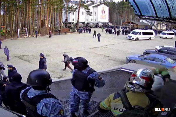 В монастырь приехало несколько десятков полицейских машин В монастырь приехало несколько десятков полицейских машин