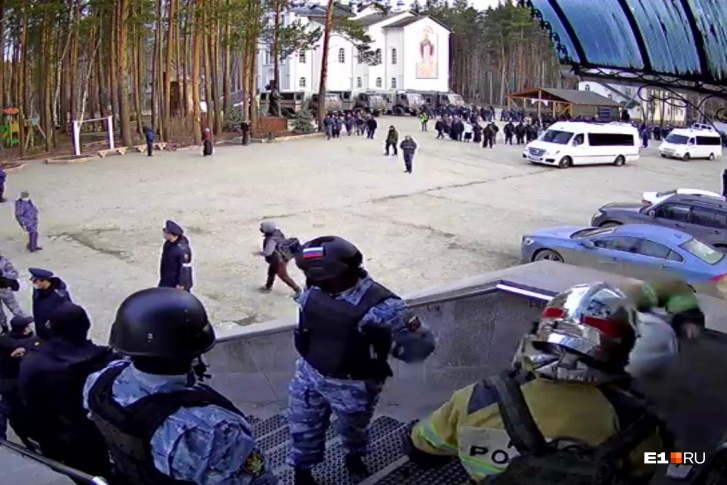 В монастырь приехало несколько десятков полицейских машин